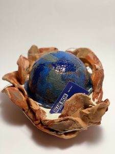 Scultura della blue box 4.0 con una semisfera che rappresenta il mondo