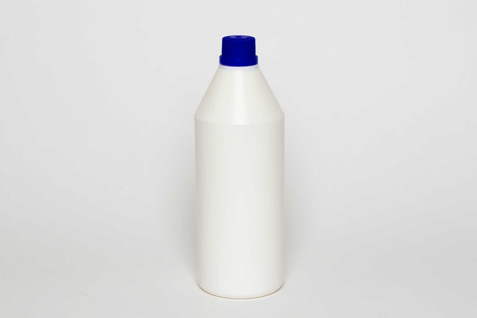 Flacone BB 74 in plastica da 900 ml, 70g, bianco, con tappo ad avvitamento.