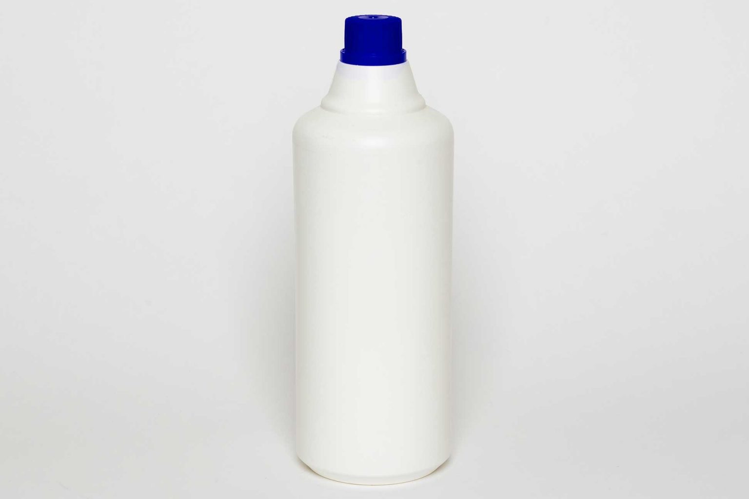 Flacone BB 80 in plastica da 1 litro, bianco, foro 28/410, con tappo ad avvitamento.
