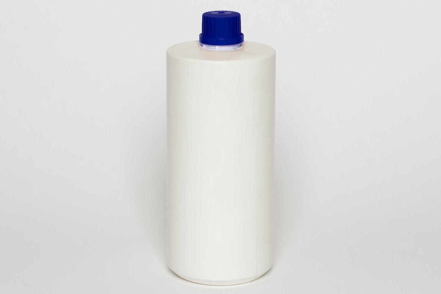 Flacone BB 81 in plastica HDPE da 1 litro, bianco, foro 28/410, con tappo ad avvitamento e sigillo garanzia.