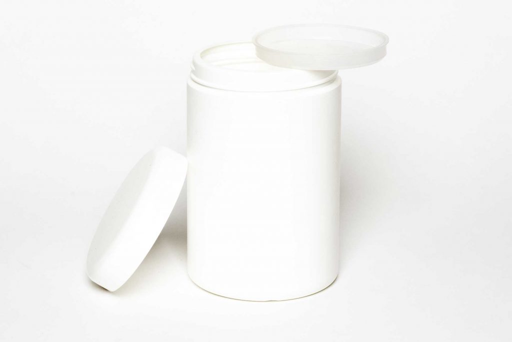 Vasetto o barattolo in plastica realizzato in HDPE, capacità 1000ml, tappo ad avvitamento e sottotappo.